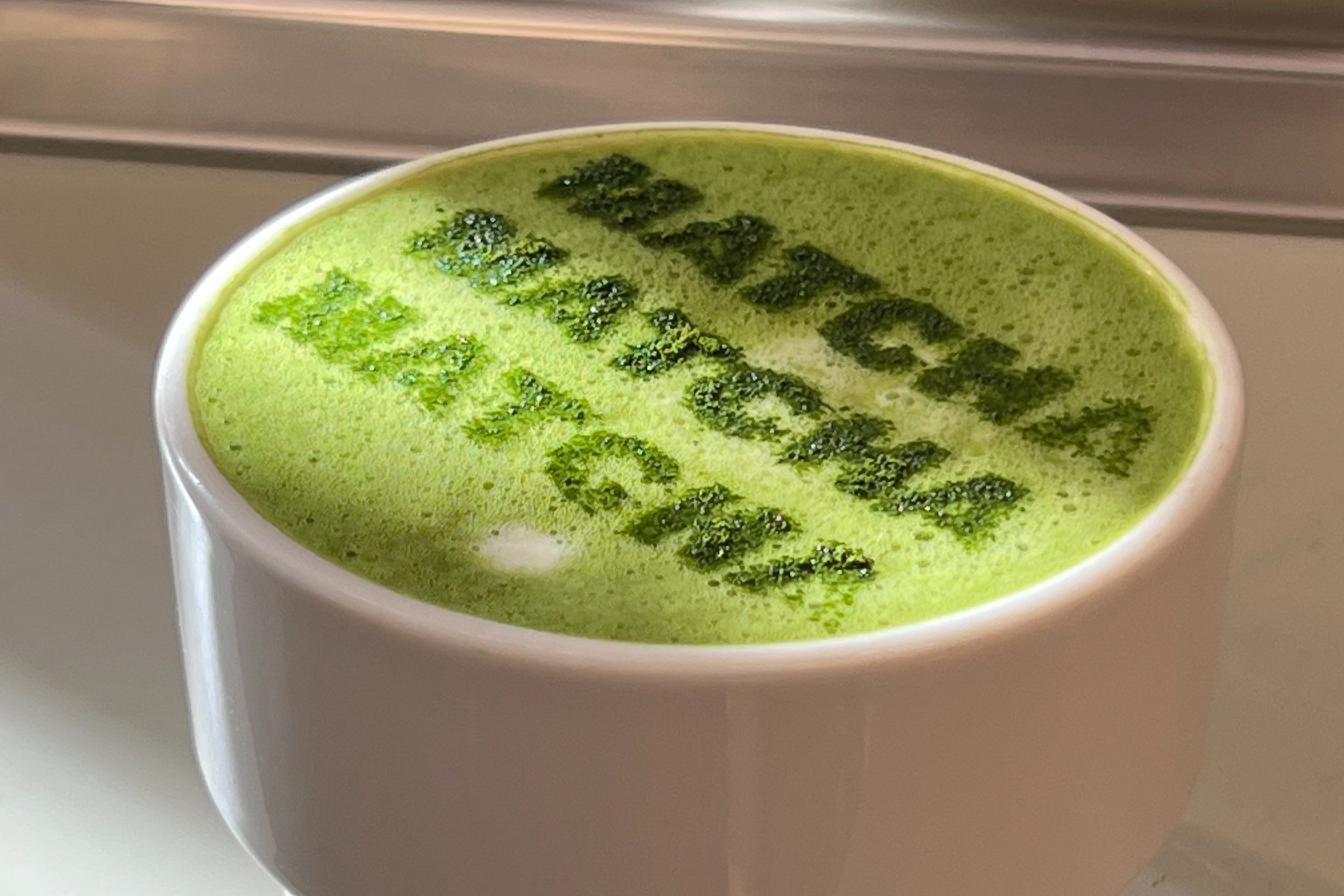 ¡Hola, amante del Matcha! ¿Viniste a esta página para descubrir todos los secretos para preparar este té? Bienvenidx, has llegado al lugar correcto.